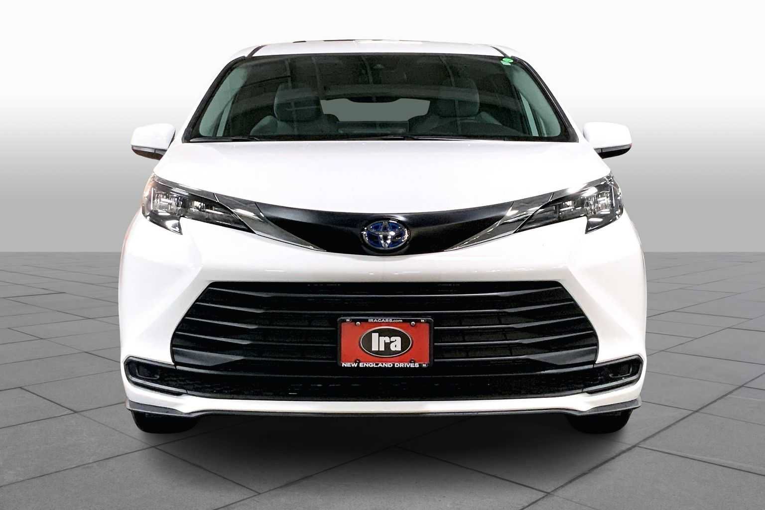 Used 2025 Toyota Sienna LE AWD/4WD image 3