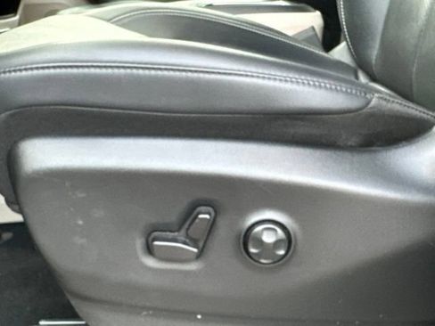 Used 2024 Chrysler Pacifica Touring-L FWD image 26