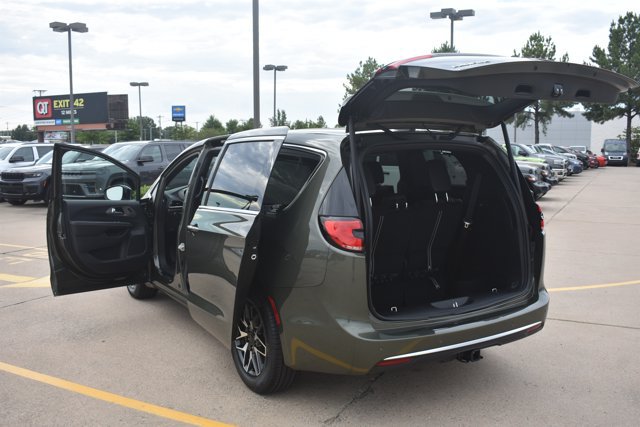 New 2027 Chrysler Pacifica Limited AWD/4WD image 18