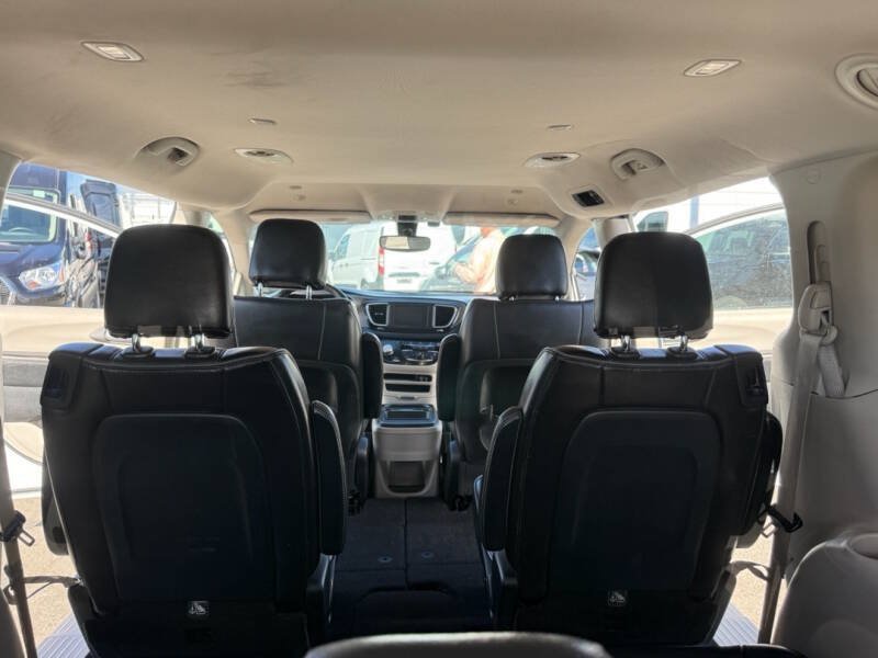 Used 2020 Chrysler Pacifica Touring-L FWD image 12