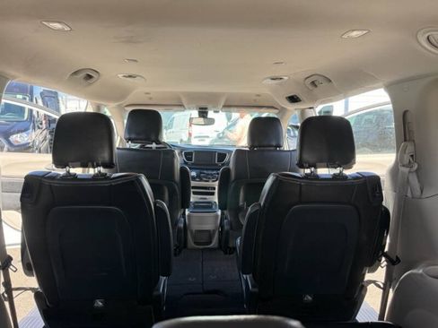 Used 2020 Chrysler Pacifica Touring-L FWD image 12