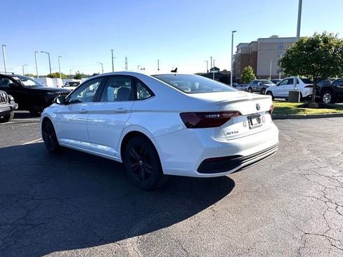 Used 2023 Volkswagen Jetta SE w/ Panoramic Sunroof Package FWD image 4