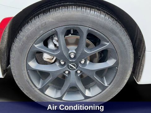 Used 2025 Chrysler Pacifica Limited image 12