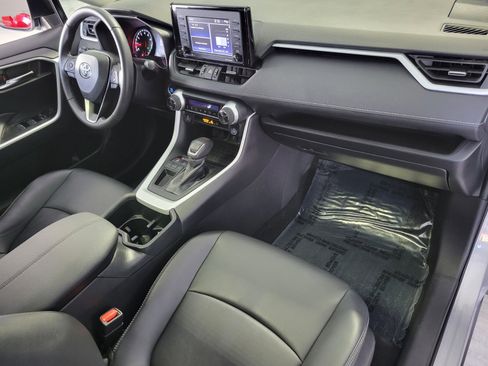 Used 2022 Toyota RAV4 XLE Premium image 18