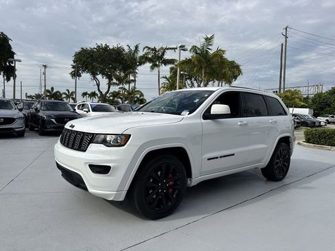 Used 2018 Jeep Grand Cherokee Altitude RWD image 28
