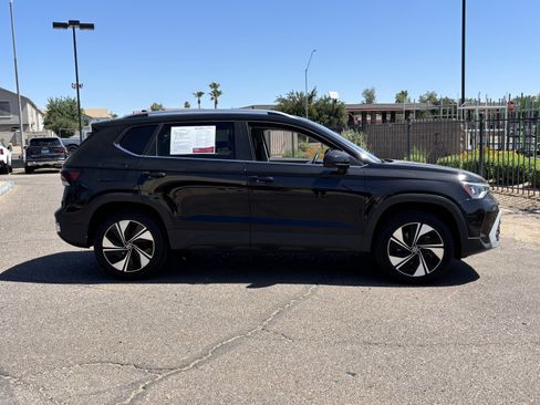 Used 2025 Volkswagen Taos SE AWD/4WD image 2
