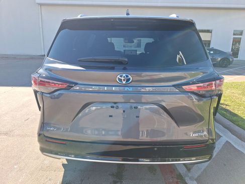 Used 2025 Toyota Sienna Limited image 5
