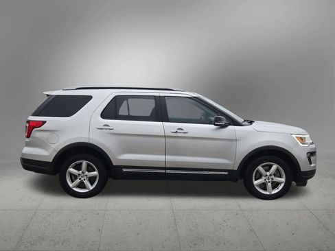 Used 2018 Ford Explorer XLT w/ Equipment Group 202A image 7
