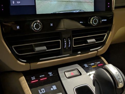 Certified 2025 Porsche Macan image 42