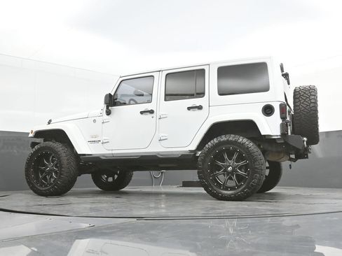 Used 2015 Jeep Wrangler Unlimited Sahara w/ Connectivity Group AWD/4WD image 36