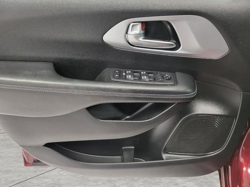 Used 2018 Chrysler Pacifica Touring-L Plus FWD image 30