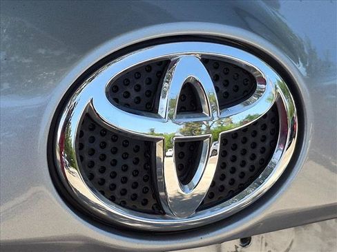Used 2018 Toyota RAV4 XLE FWD image 12