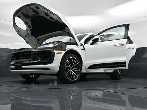 Used 2025 Porsche Macan AWD/4WD image 33