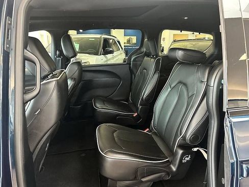 Used 2025 Chrysler Pacifica Limited FWD image 26