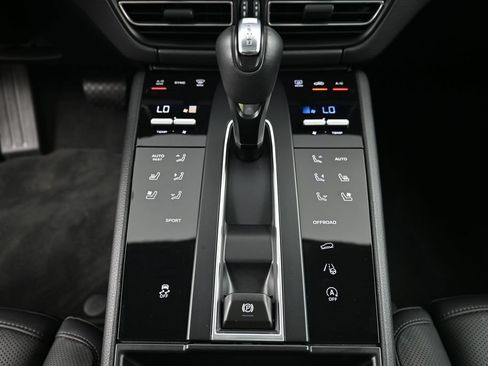 Used 2025 Porsche Macan AWD/4WD image 18