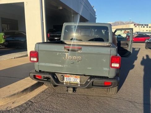 Used 2025 Jeep Gladiator Sport image 3