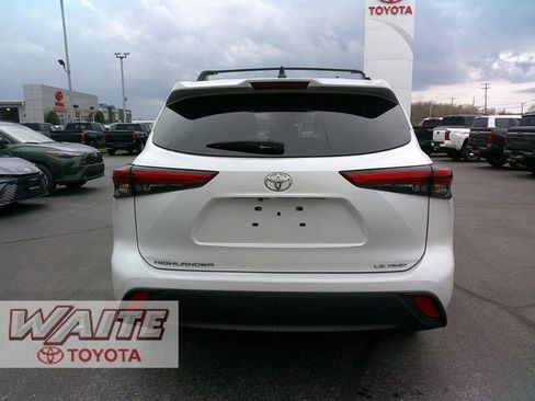 Used 2023 Toyota Highlander LE image 3