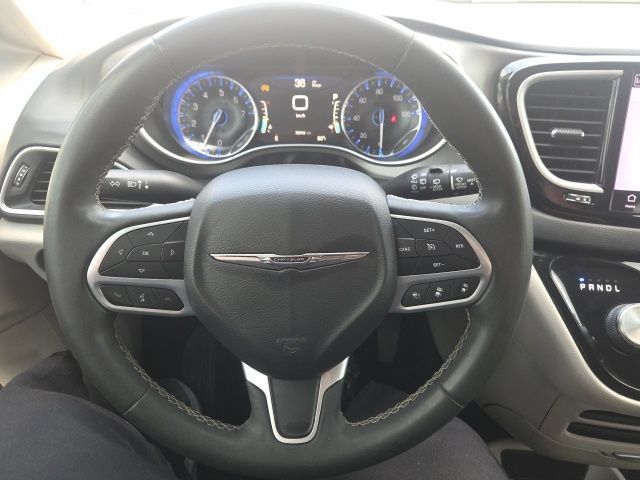 Used 2022 Chrysler Pacifica Touring-L FWD image 41