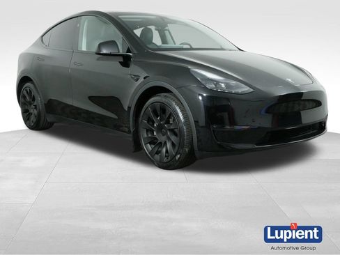 Used 2024 Tesla Model Y Long Range AWD/4WD image 1