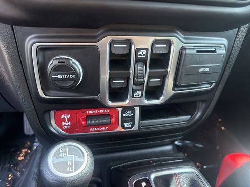 Used 2021 Jeep Gladiator Rubicon w/ Cold Weather Group AWD/4WD image 21