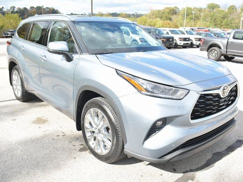 Used 2023 Toyota Highlander Limited image 4