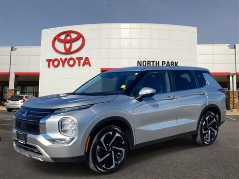 Used 2023 Mitsubishi Outlander SE image 1