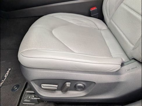 Used 2022 Toyota Avalon Limited image 10