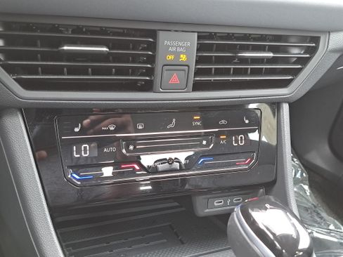 Certified 2025 Volkswagen Jetta SE FWD image 20