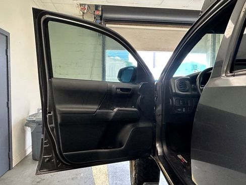 Used 2016 Toyota Tacoma TRD Sport image 12