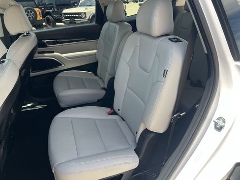 Used 2025 Kia Telluride S FWD image 17