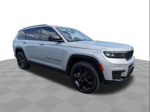 Used 2023 Jeep Grand Cherokee L Laredo AWD/4WD image 2