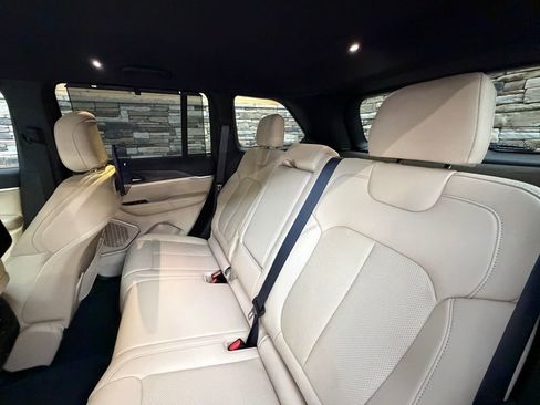 Used 2023 Jeep Grand Cherokee Limited w/ Luxury Tech Group II image 29