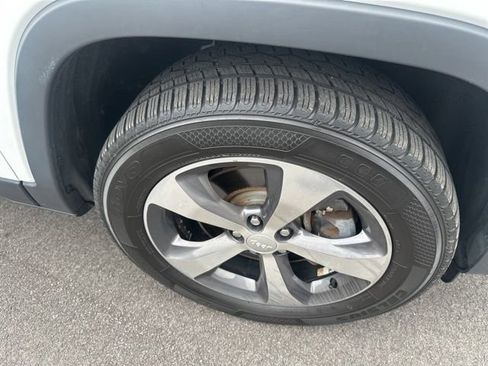 Used 2019 Jeep Cherokee Limited AWD/4WD image 9