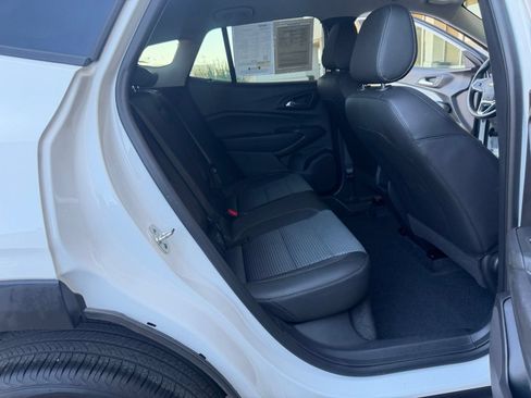 Used 2025 Chevrolet Trax LT w/ LT Convenience Package FWD image 39