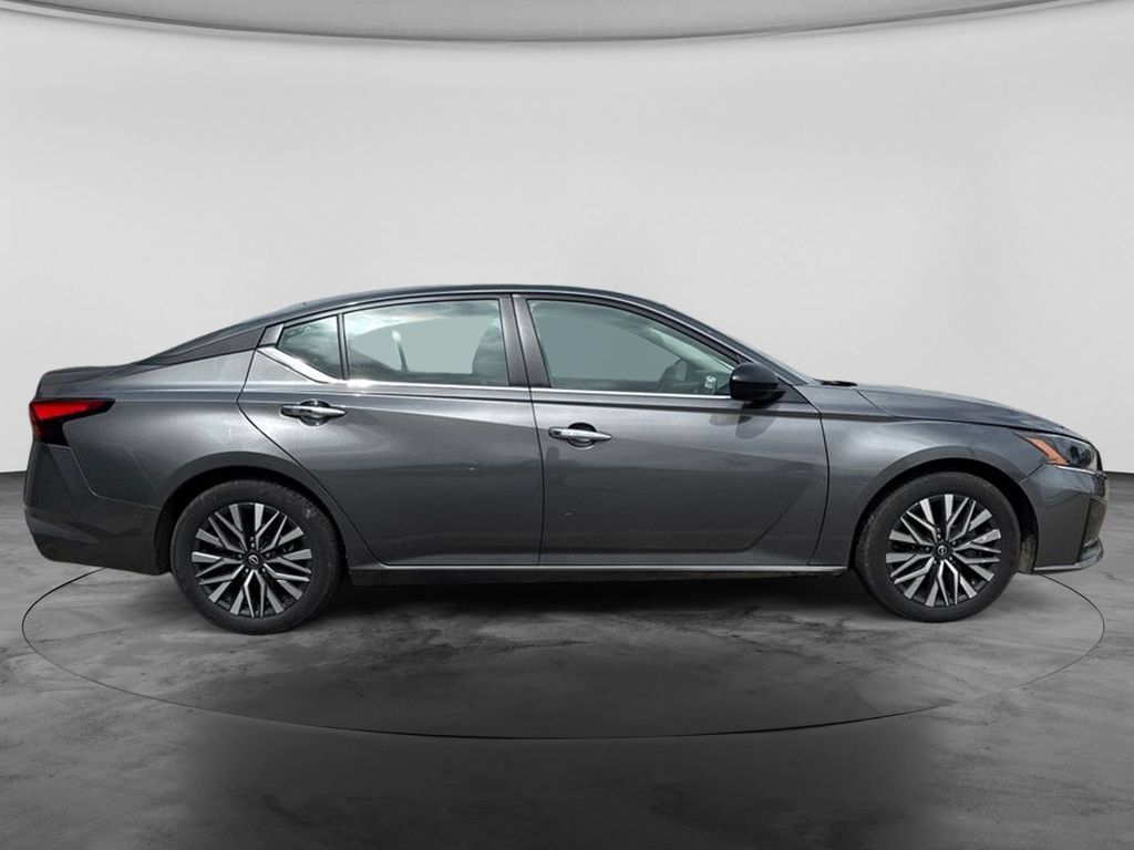 Used 2025 Nissan Altima 2.5 SV FWD image 12