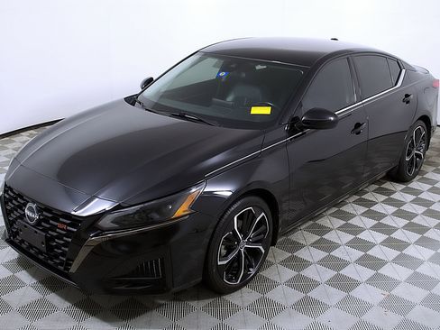 Used 2023 Nissan Altima 2.5 SR image 3