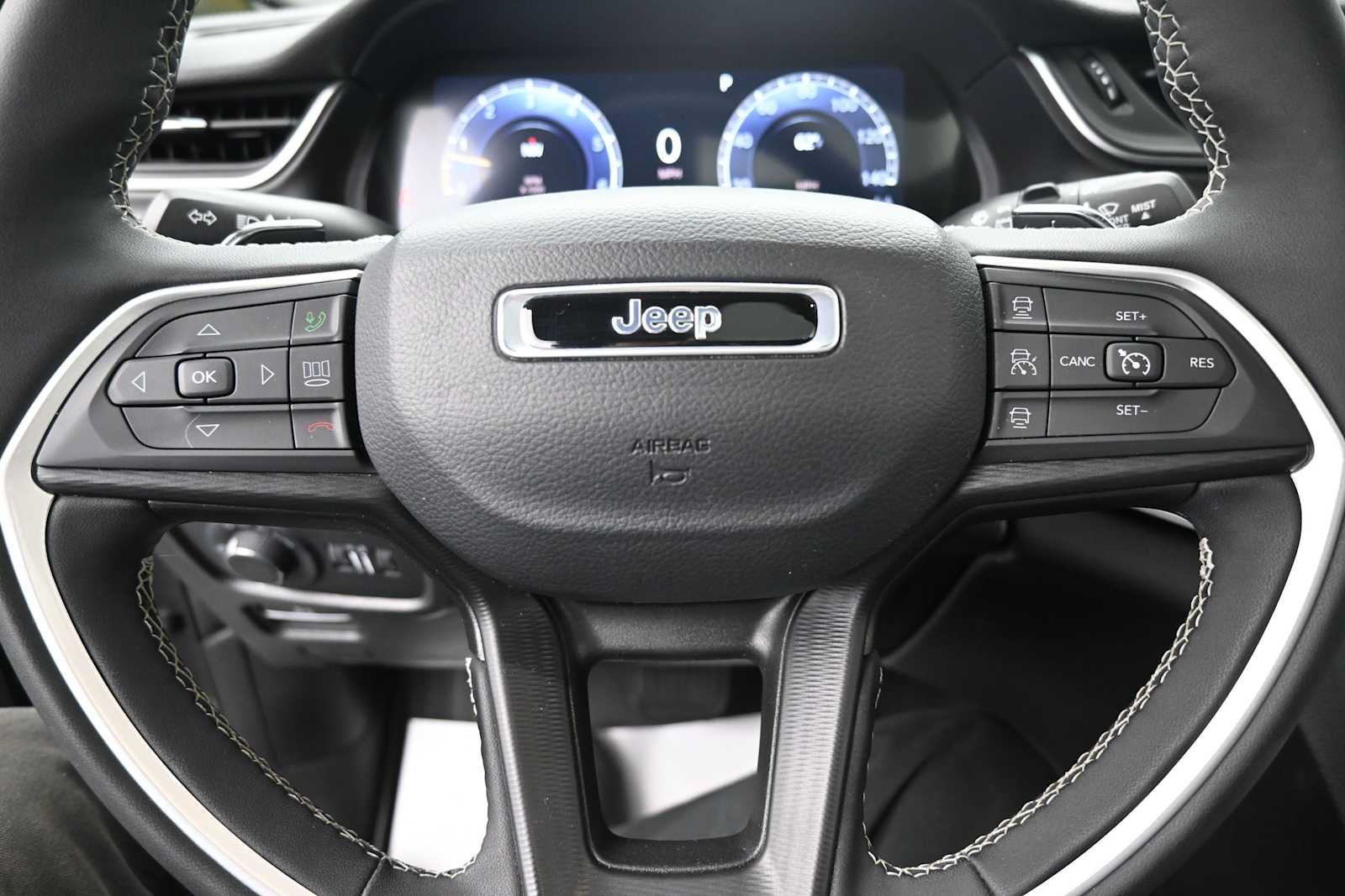 Used 2024 Jeep Grand Cherokee Altitude AWD/4WD image 6