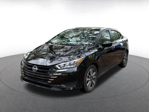 Used 2025 Nissan Versa SV image 3