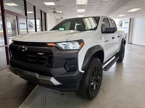 Used 2025 Chevrolet Colorado Trail Boss AWD/4WD image 16