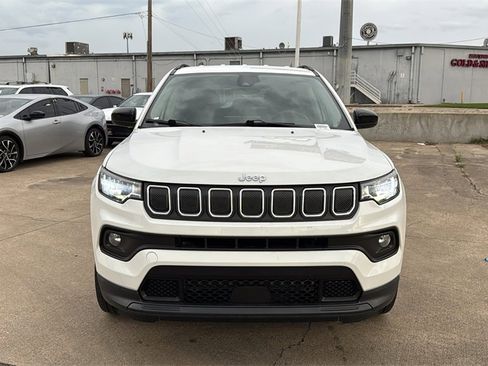 Used 2022 Jeep Compass Latitude image 2