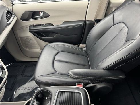 Used 2024 Chrysler Pacifica Touring-L image 22