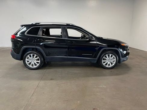 Used 2017 Jeep Cherokee Limited FWD image 2