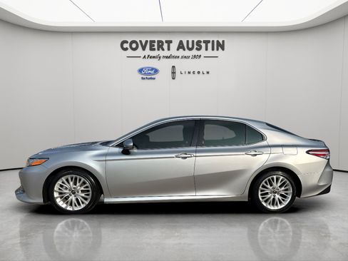 Used 2018 Toyota Camry XLE FWD image 2