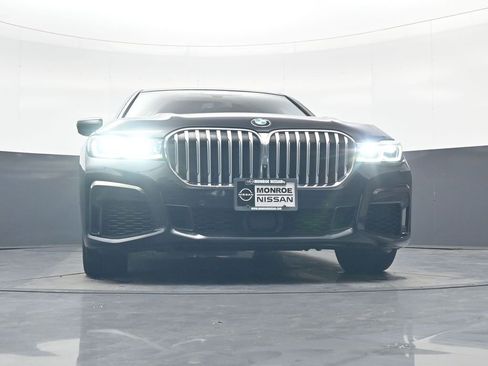 Used 2021 BMW 750i xDrive w/ Executive Package image 17