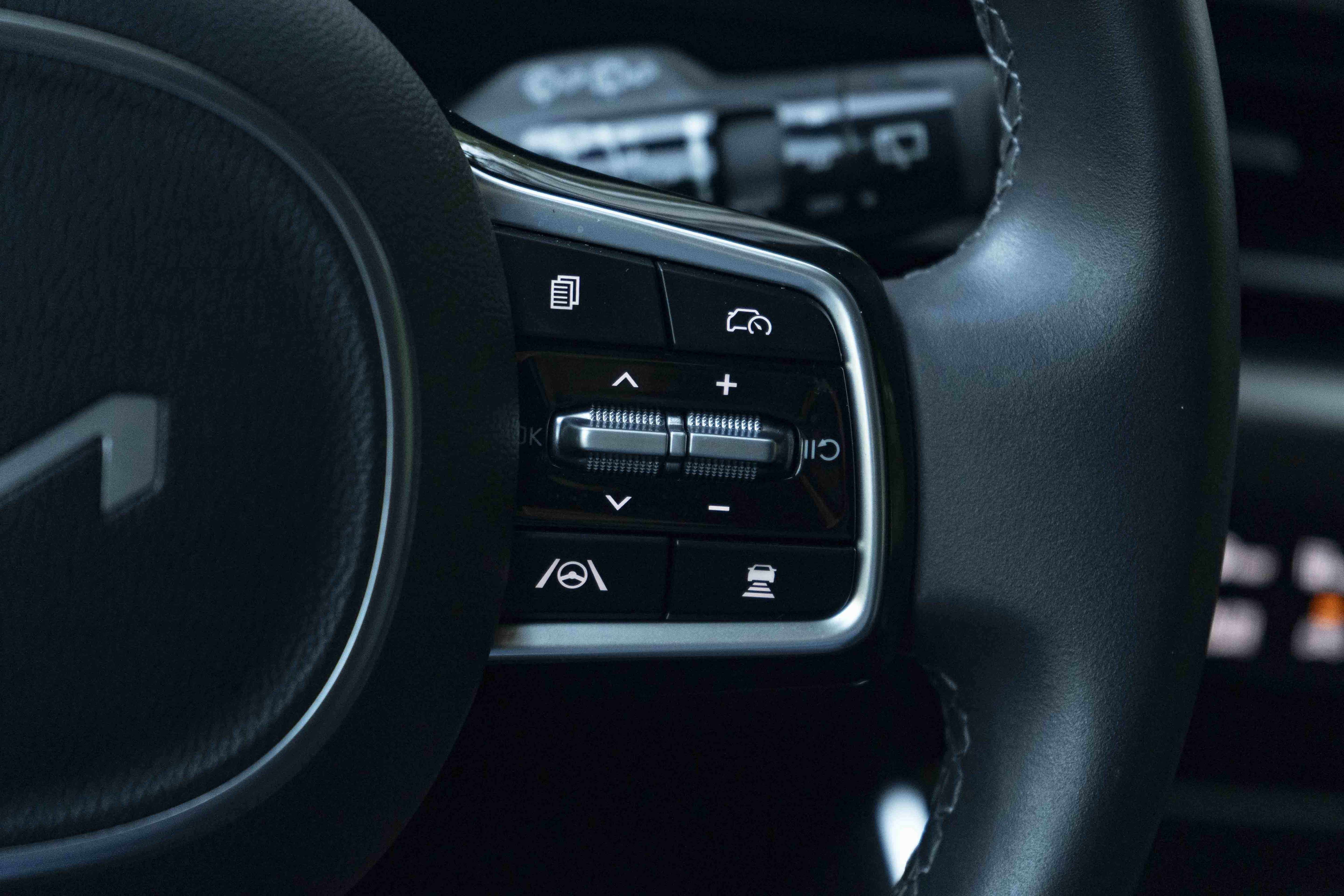 Used 2026 Kia Carnival SX w/ SX Dark Edition Package FWD image 22