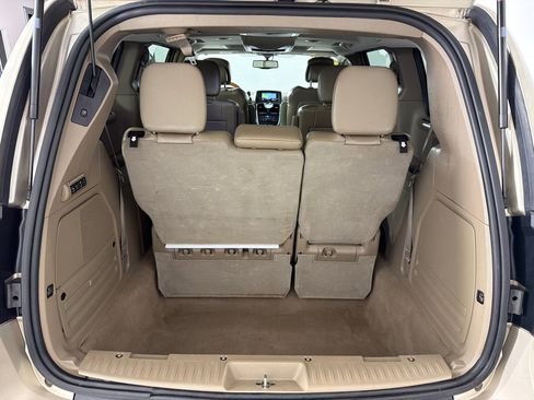 Used 2015 Chrysler Town & Country Limited Platinum FWD image 21