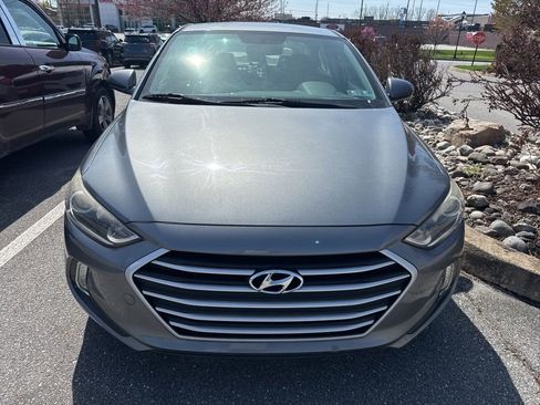 Used 2017 Hyundai Elantra SE image 2