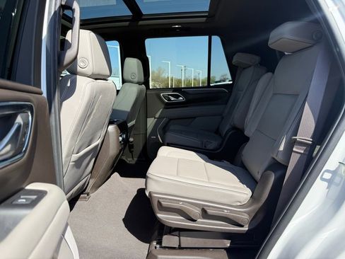 Used 2023 GMC Yukon SLT w/ SLT Premium Package image 25