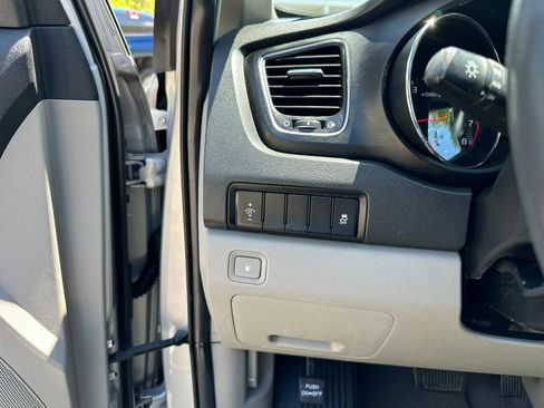 Used 2019 Kia Sedona LX FWD image 13