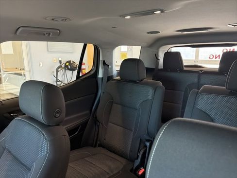 Used 2023 GMC Acadia SLE w/ Driver Convenience Package image 14